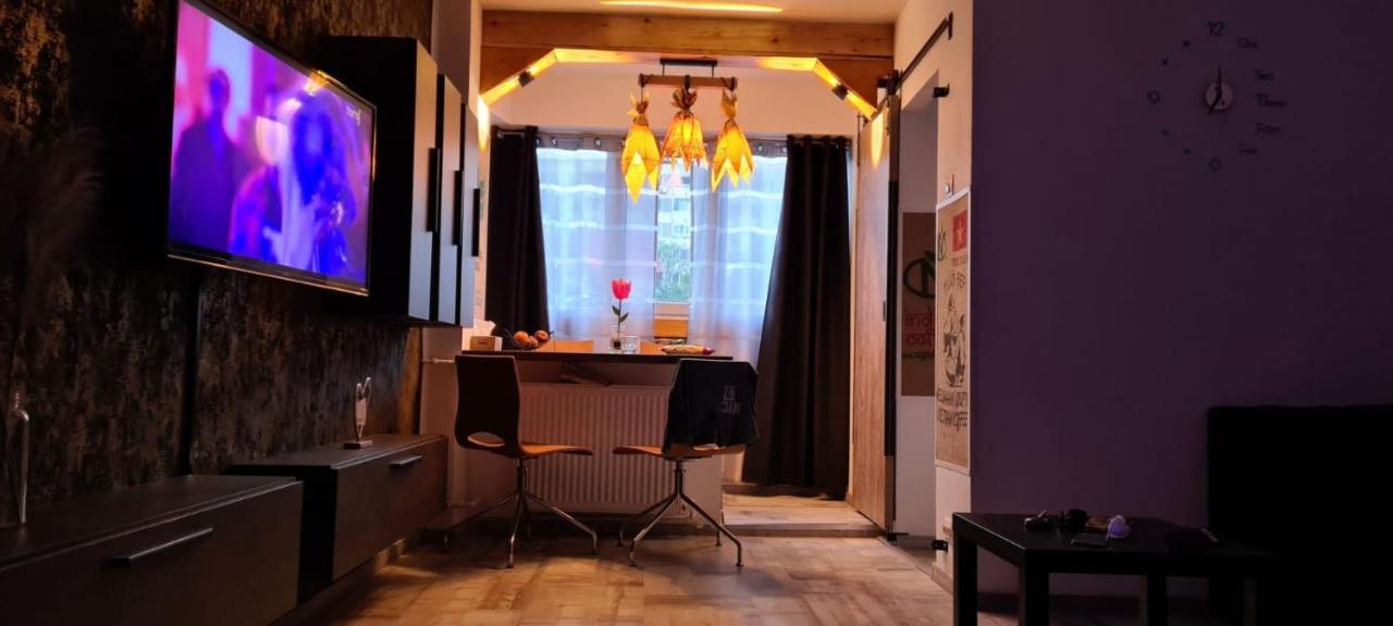 Tiki'S Bar Studio Bukarest Eksteriør billede